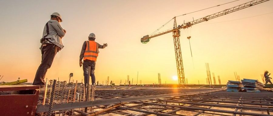 Empleados trabajando en una oficina en el extranjero como parte de la movilidad internacional en empresas multinacionales